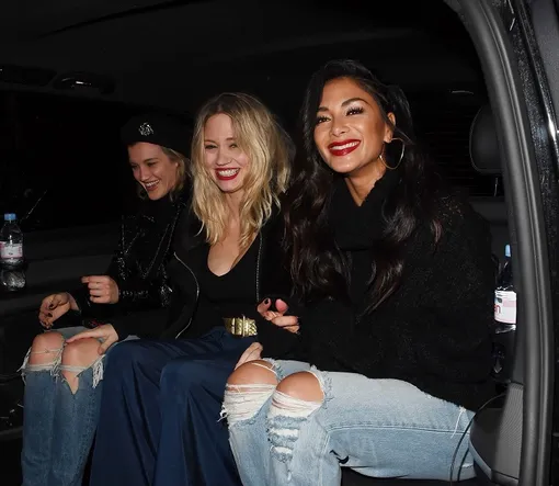 Николь Шерзингер, Кимберли Уайт и Эшли Робертс