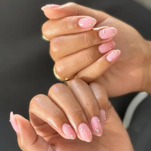 Маникюр со стразами в марте 2026 года продолжит сиять на пальчиках знаменитостей