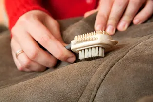 Зима близко: рассказываем, как почистить дублёнку в домашних условиях