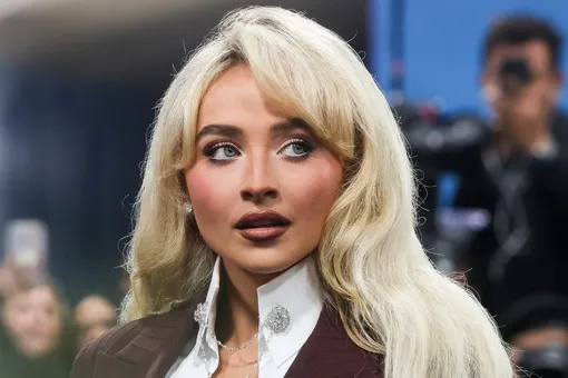 Сабрина Карпентер объяснила, почему появилась с голыми ногами на Met Gala