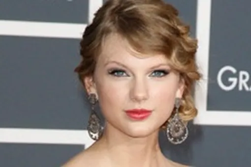 Тейлор Свифт спасает шляпка Тейлор Свифт спасает шляпка