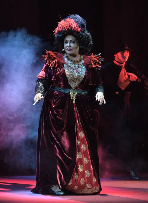 Артистка продолжила концертную деятельность, несмотря на травму ноги Артистка продолжила концертную деятельность, несмотря на травму ноги