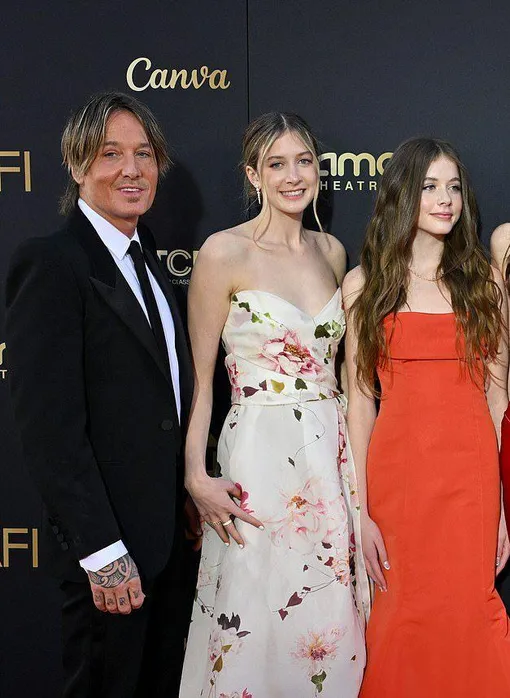 Кит Урбан с дочерьми