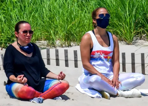 Американская суперзвезда помедитировала на пляже