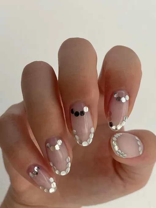 Пайетками можно украсить не только кончики ногтей, но и лунки