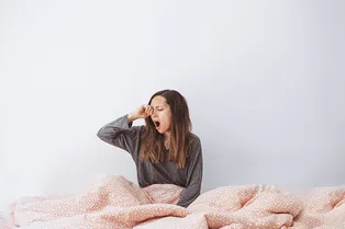 Как за 5 минут стереть бессонную ночь с лица: поможет подводка в этом цвете