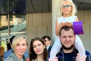 Сергей Бондарчук вместе с бывшей женой отвел дочь в первый класс Сергей Бондарчук вместе с бывшей женой отвел дочь в первый класс