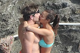 Ирину Шейк и Брэдли Купера подловили за поцелуями Ирину Шейк и Брэдли Купера подловили за поцелуями