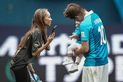 Анна Петрушина и Андрей Аршавин с дочерью