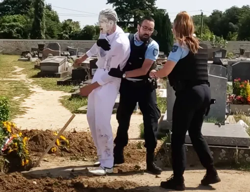 Охранник кладбища оттащил Алексея кузьмича от могилы и повалил его на землю