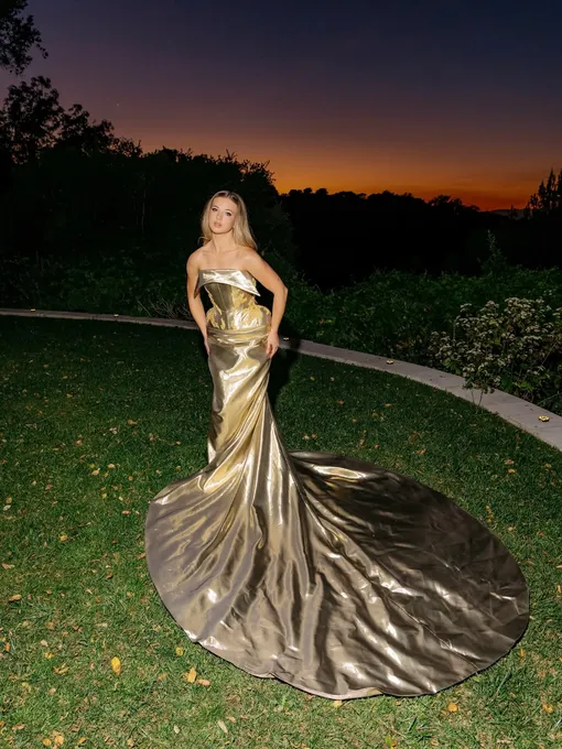 Аня Покров в золотом платье напоминала статуэтку