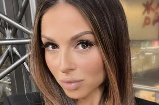 Полностью обнаженная Нюша на фотосессии прикрыла тело искусственными косами Полностью обнаженная Нюша на фотосессии прикрыла тело искусственными косами