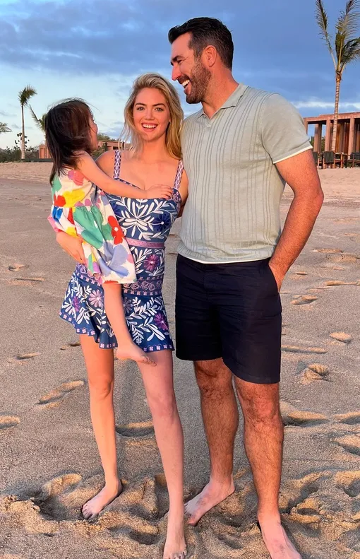 Кейт Аптон и Джастин Верландер с дочерью на отдыхе