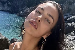 Ирина Шейк в вязаном бикини снялась на скалистом пляже Ирина Шейк в вязаном бикини снялась на скалистом пляже