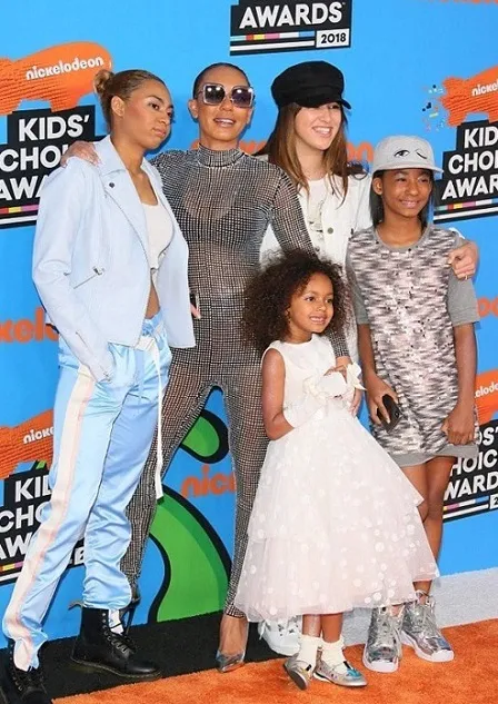 Мел Би с дочками Мел Би с дочками