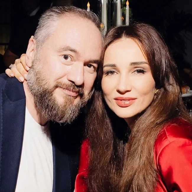 Шлякова банан сорып жатыр