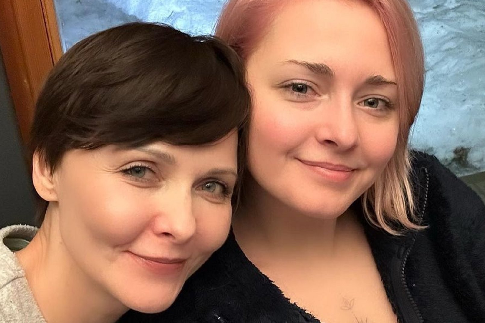 Вафли қыз қызыл қызыл ерніне ыстық сперманы алады