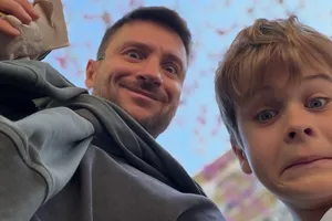 «Люблю безумно!»: Сергей Лазарев показал снимки с сыном и мамой, которые родились в один день