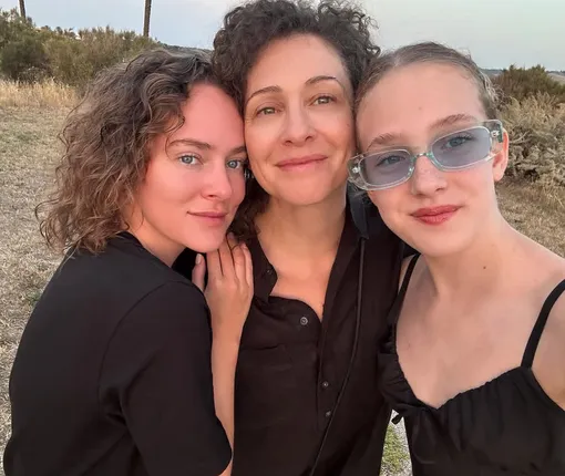 Аглая Тарасова с мамой Ксенией Раппопорт и младшей сестрой Софьей Аглая Тарасова с мамой Ксенией Раппопорт и младшей сестрой Софьей