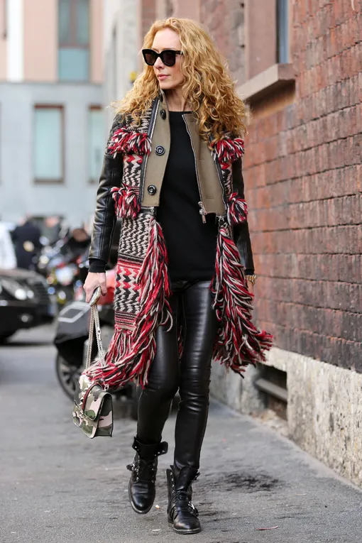 стильные образы с брюками из кожи