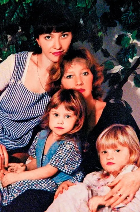 Елена Проклова со старшей дочерью Ариной, внучкой Алисой и младшей дочерью Полиной Елена Проклова со старшей дочерью Ариной, внучкой Алисой и младшей дочерью Полиной