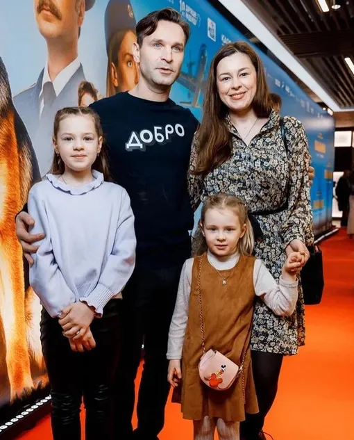 Виктор Добронравов с женой и дочерьми Виктор Добронравов с женой и дочерьми