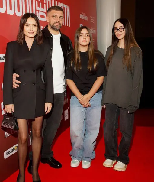 Елена Вакуленко и Василий с дочерьми