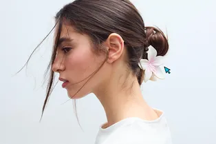 Тропическая фея: самые модные девушки будут ходить летом-2026 с такой заколкой для волос