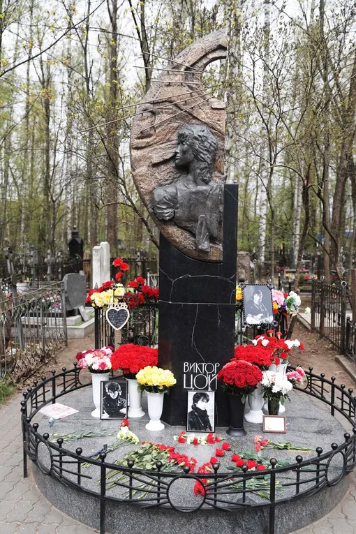 Могила Виктора Цоя на Богословском кладбище Могила Виктора Цоя на Богословском кладбище