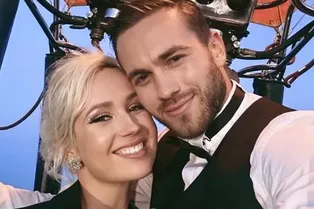 «Меряем одежду друг друга»: Клава Кока в галстуке показала видео с полуобнаженным бойфрендом «Меряем одежду друг друга»: Клава Кока в галстуке показала видео с полуобнаженным бойфрендом