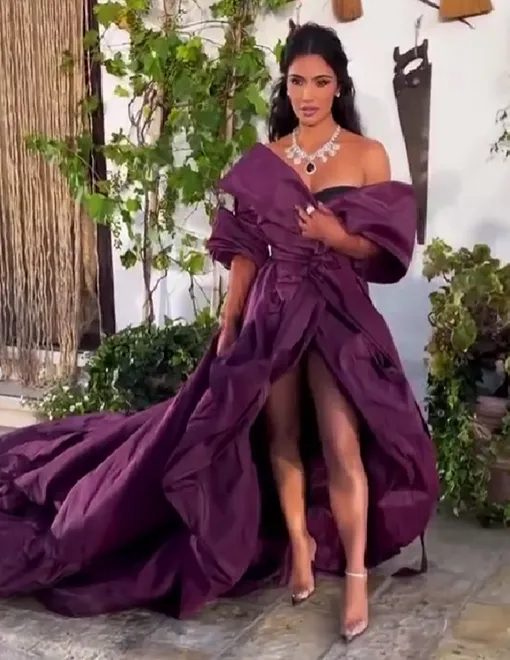 Ким Кардашьян надевала этот наряд на показ Ким Кардашьян надевала этот наряд на показ