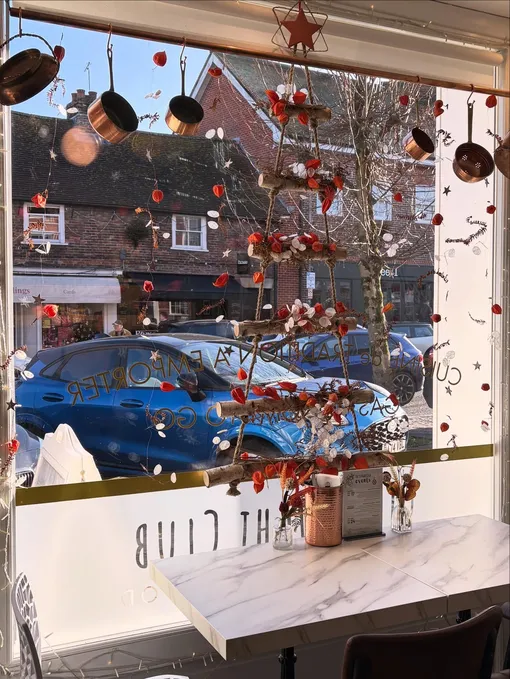 Кейт Миддлтон заметили за ланчем в Беркшире с мамой и сестрой Кейт Миддлтон заметили за ланчем в Беркшире с мамой и сестрой