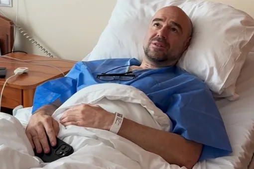 «Я боялся, что будет гипс»: любовника Полины Дибровой сняли после операции в больнице «Я боялся, что будет гипс»: любовника Полины Дибровой сняли после операции в больнице