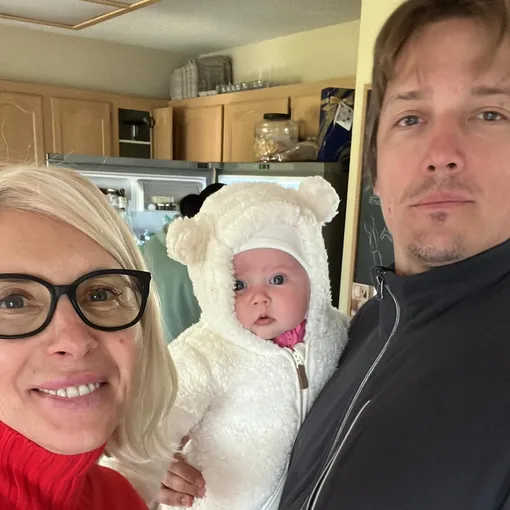 Алена Свиридова с сыном и внучкой в Канаде