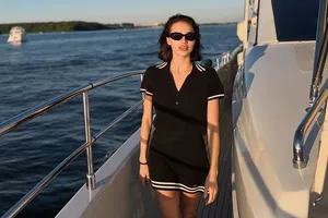 «Я провела потрясающие дни!»: Алина Загитова в мини-юбке снялась на борту яхты