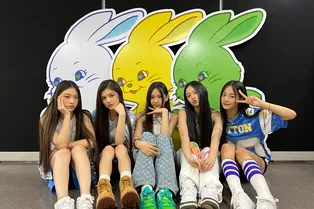 Группа k-pop NewJeans провела экстренную встречу с новым директором компании ADOR Группа k-pop NewJeans провела экстренную встречу с новым директором компании ADOR
