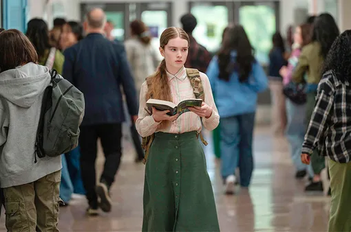 Актриса Саммер Х. Хауэлл в образе Кэрри в новом сериале Prime Video Актриса Саммер Х. Хауэлл в образе Кэрри в новом сериале Prime Video