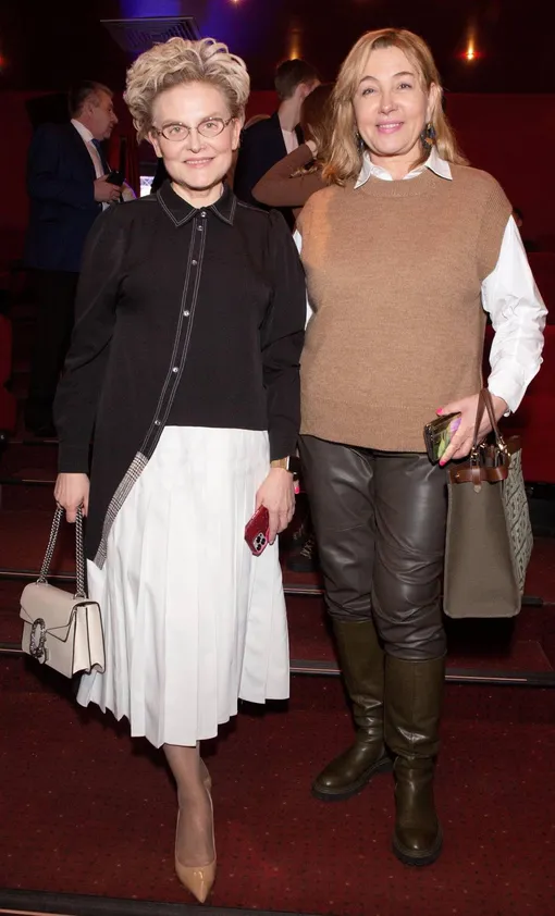 Елена Малышева и Арина Шарапова на премьере фильма Алексея Пиманова «Одиннадцать молчаливых мужчин». 15 февраля 2022 г.