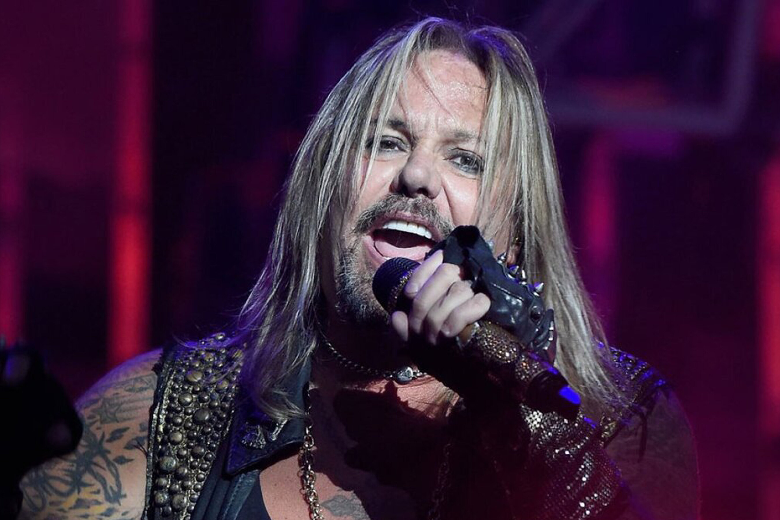 Пилот погиб, возлюбленная лидера группы Motley Crue Винса Нила пострадала
при столкновении самолетов в США