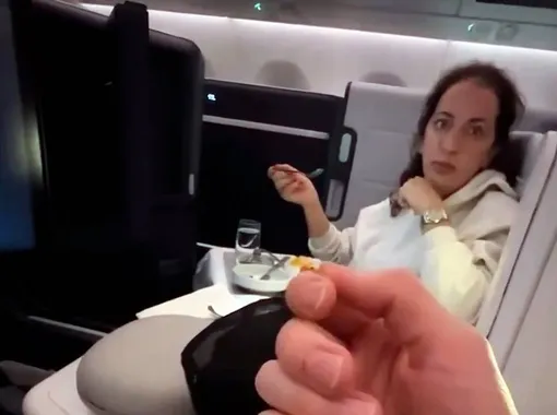 Никита Пресняков показал Лилиану в салоне самолета