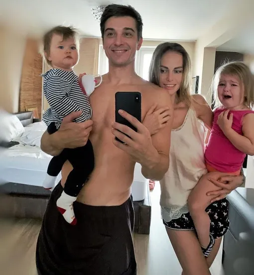 Актер с семьей