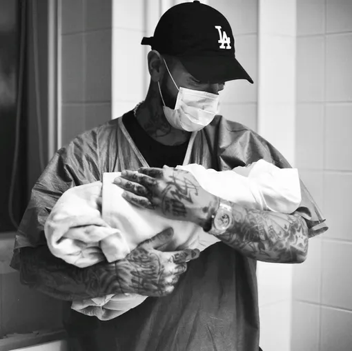 Тимати с новорожденным сыном Ратмиром