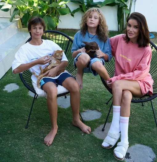 Айза с сыновьями Сэмом и Элвисом