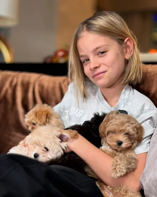 Воспитанием Алисы занимается ее бабушка