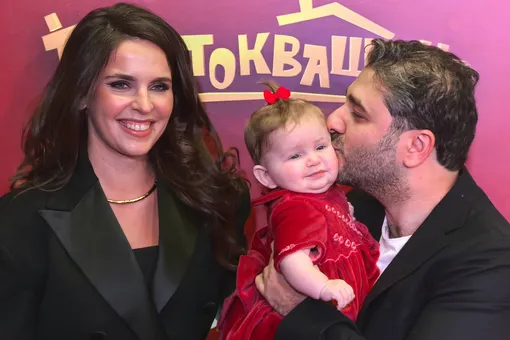 Впервые с двумя дочками на красной дорожке: Лиза Моряк и Сарик Андреасян появились на премьере с Шарлиз и Элизабет Впервые с двумя дочками на красной дорожке: Лиза Моряк и Сарик Андреасян появились на премьере с Шарлиз и Элизабет