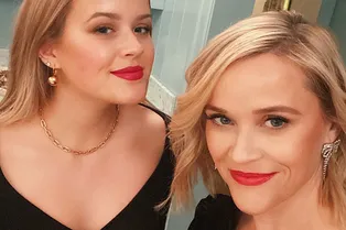 «Кто из вас мама?»: Риз Уизерспун выглядит ровесницей своей 20-летней дочери