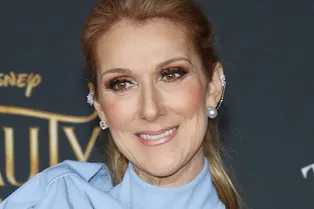 Неизлечимо больная Селин Дион снялась в красном платье и сапогах-петухах Неизлечимо больная Селин Дион снялась в красном платье и сапогах-петухах