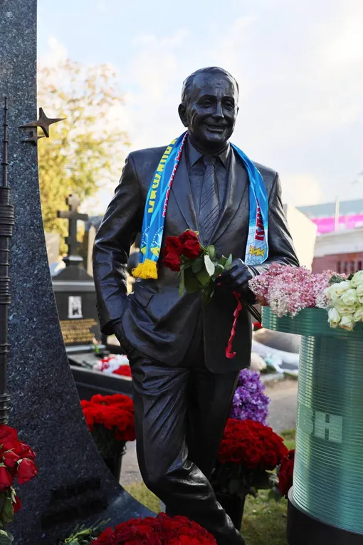 Памятник Александру Маслякову на Новодевичьем кладбище Памятник Александру Маслякову на Новодевичьем кладбище