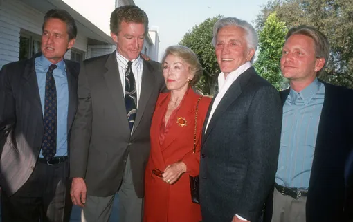 Майкл Дуглас, Питер Дуглас, Энн и Кирк, Эрик Дуглас (слева-направо)