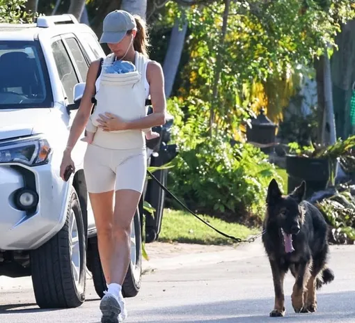 Жизель Бюндхен на прогулке с сыном и собакой